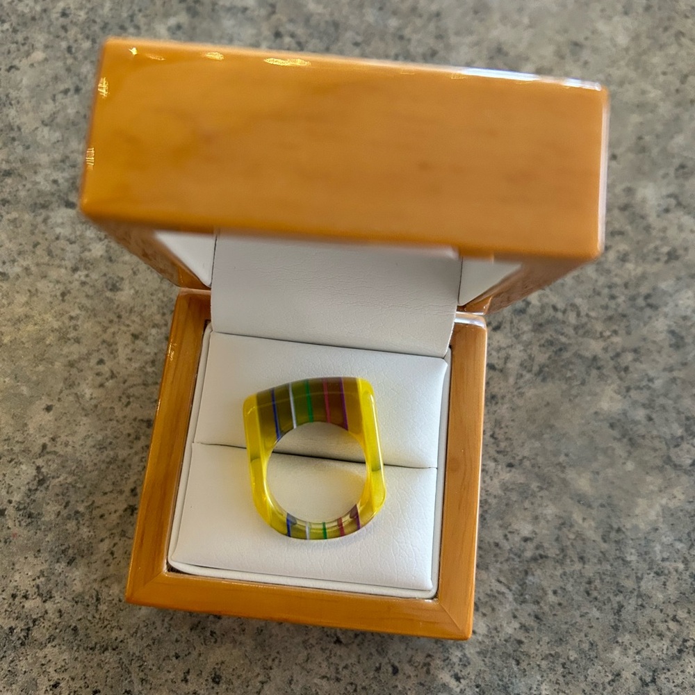 💍 Gorgeous Acrylic Statement Ring, Size 7 or 6 3/4, EUC - Picture 5 of 8